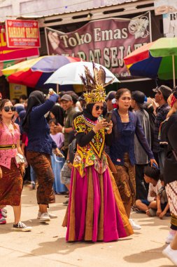 Doğu Kalimantan, Endonezya 24 Ağustos 2023: Reog, wayang, çizgi film karakterleri, kahramanlar, hayaletler, danslar, geleneksel / kabile kıyafetleri ve Tenggarong Seberang 'daki diğer çeşitli gösterilerle canlandırılan karnaval.