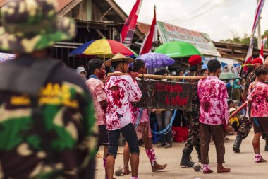 Doğu Kalimantan, Endonezya 24 Ağustos 2023: Reog, wayang, çizgi film karakterleri, kahramanlar, hayaletler, danslar, geleneksel / kabile kıyafetleri ve Tenggarong Seberang 'daki diğer çeşitli gösterilerle canlandırılan karnaval.