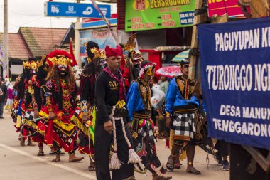 Doğu Kalimantan, Endonezya 24 Ağustos 2023: Reog, wayang, çizgi film karakterleri, kahramanlar, hayaletler, danslar, geleneksel / kabile kıyafetleri ve Tenggarong Seberang 'daki diğer çeşitli gösterilerle canlandırılan karnaval.