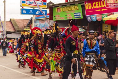 Doğu Kalimantan, Endonezya 24 Ağustos 2023: Reog, wayang, çizgi film karakterleri, kahramanlar, hayaletler, danslar, geleneksel / kabile kıyafetleri ve Tenggarong Seberang 'daki diğer çeşitli gösterilerle canlandırılan karnaval.