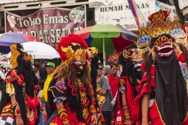 Doğu Kalimantan, Endonezya 24 Ağustos 2023: Reog, wayang, çizgi film karakterleri, kahramanlar, hayaletler, danslar, geleneksel / kabile kıyafetleri ve Tenggarong Seberang 'daki diğer çeşitli gösterilerle canlandırılan karnaval.