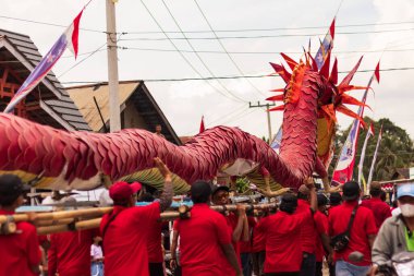 Doğu Kalimantan, Endonezya 24 Ağustos 2023: Reog, wayang, çizgi film karakterleri, kahramanlar, hayaletler, danslar, geleneksel / kabile kıyafetleri ve Tenggarong Seberang 'daki diğer çeşitli gösterilerle canlandırılan karnaval.