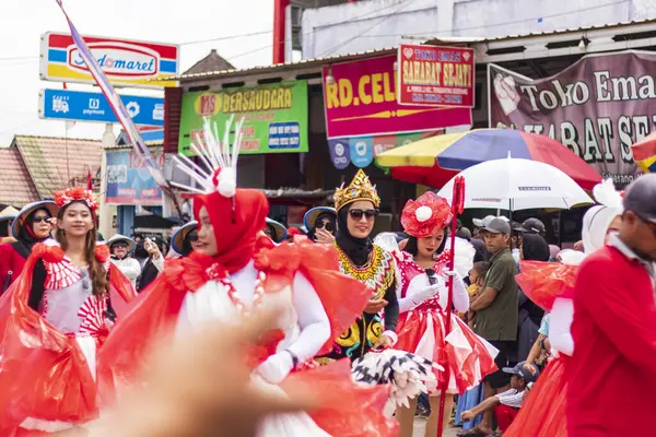 Doğu Kalimantan, Endonezya 24 Ağustos 2023: Reog, wayang, çizgi film karakterleri, kahramanlar, hayaletler, danslar, geleneksel / kabile kıyafetleri ve Tenggarong Seberang 'daki diğer çeşitli gösterilerle canlandırılan karnaval.