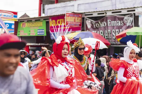 Doğu Kalimantan, Endonezya 24 Ağustos 2023: Reog, wayang, çizgi film karakterleri, kahramanlar, hayaletler, danslar, geleneksel / kabile kıyafetleri ve Tenggarong Seberang 'daki diğer çeşitli gösterilerle canlandırılan karnaval.