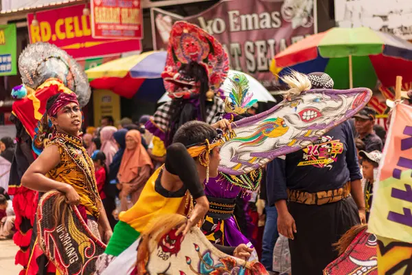 Doğu Kalimantan, Endonezya 24 Ağustos 2023: Reog, wayang, çizgi film karakterleri, kahramanlar, hayaletler, danslar, geleneksel / kabile kıyafetleri ve Tenggarong Seberang 'daki diğer çeşitli gösterilerle canlandırılan karnaval.