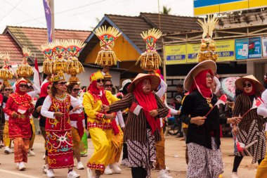Doğu Kalimantan, Endonezya 24 Ağustos 2023: Reog, wayang, çizgi film karakterleri, kahramanlar, hayaletler, danslar, geleneksel / kabile kıyafetleri ve Tenggarong Seberang 'daki diğer çeşitli gösterilerle canlandırılan karnaval.