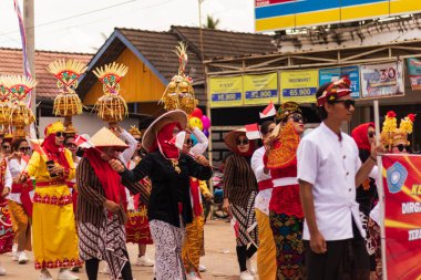 Doğu Kalimantan, Endonezya 24 Ağustos 2023: Reog, wayang, çizgi film karakterleri, kahramanlar, hayaletler, danslar, geleneksel / kabile kıyafetleri ve Tenggarong Seberang 'daki diğer çeşitli gösterilerle canlandırılan karnaval.