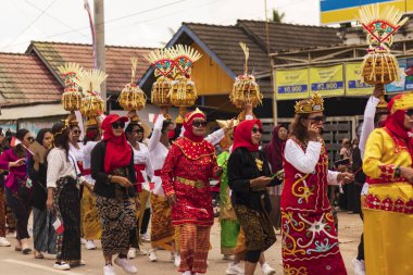 Doğu Kalimantan, Endonezya 24 Ağustos 2023: Reog, wayang, çizgi film karakterleri, kahramanlar, hayaletler, danslar, geleneksel / kabile kıyafetleri ve Tenggarong Seberang 'daki diğer çeşitli gösterilerle canlandırılan karnaval.