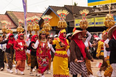 Doğu Kalimantan, Endonezya 24 Ağustos 2023: Reog, wayang, çizgi film karakterleri, kahramanlar, hayaletler, danslar, geleneksel / kabile kıyafetleri ve Tenggarong Seberang 'daki diğer çeşitli gösterilerle canlandırılan karnaval.