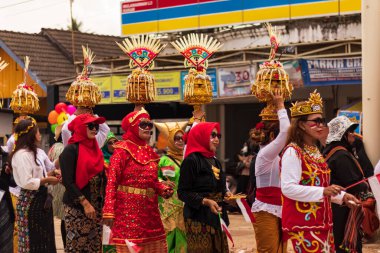 Doğu Kalimantan, Endonezya 24 Ağustos 2023: Reog, wayang, çizgi film karakterleri, kahramanlar, hayaletler, danslar, geleneksel / kabile kıyafetleri ve Tenggarong Seberang 'daki diğer çeşitli gösterilerle canlandırılan karnaval.