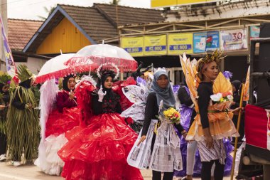 Doğu Kalimantan, Endonezya 24 Ağustos 2023: Reog, wayang, çizgi film karakterleri, kahramanlar, hayaletler, danslar, geleneksel / kabile kıyafetleri ve Tenggarong Seberang 'daki diğer çeşitli gösterilerle canlandırılan karnaval.