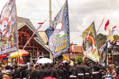 Doğu Kalimantan, Endonezya 24 Ağustos 2023: Reog, wayang, çizgi film karakterleri, kahramanlar, hayaletler, danslar, geleneksel / kabile kıyafetleri ve Tenggarong Seberang 'daki diğer çeşitli gösterilerle canlandırılan karnaval.