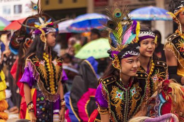 Doğu Kalimantan, Endonezya 24 Ağustos 2023: Reog, wayang, çizgi film karakterleri, kahramanlar, hayaletler, danslar, geleneksel / kabile kıyafetleri ve Tenggarong Seberang 'daki diğer çeşitli gösterilerle canlandırılan karnaval.
