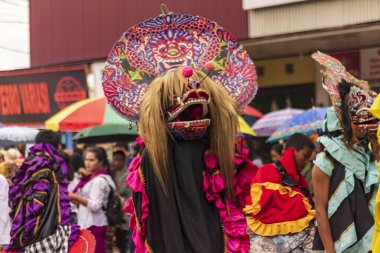 Doğu Kalimantan, Endonezya 24 Ağustos 2023: Reog, wayang, çizgi film karakterleri, kahramanlar, hayaletler, danslar, geleneksel / kabile kıyafetleri ve Tenggarong Seberang 'daki diğer çeşitli gösterilerle canlandırılan karnaval.