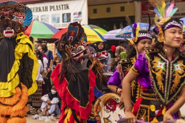 Doğu Kalimantan, Endonezya 24 Ağustos 2023: Reog, wayang, çizgi film karakterleri, kahramanlar, hayaletler, danslar, geleneksel / kabile kıyafetleri ve Tenggarong Seberang 'daki diğer çeşitli gösterilerle canlandırılan karnaval.