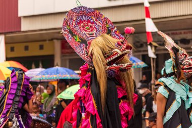 Doğu Kalimantan, Endonezya 24 Ağustos 2023: Reog, wayang, çizgi film karakterleri, kahramanlar, hayaletler, danslar, geleneksel / kabile kıyafetleri ve Tenggarong Seberang 'daki diğer çeşitli gösterilerle canlandırılan karnaval.