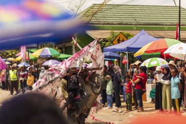 Doğu Kalimantan, Endonezya 24 Ağustos 2023: Reog, wayang, çizgi film karakterleri, kahramanlar, hayaletler, danslar, geleneksel / kabile kıyafetleri ve Tenggarong Seberang 'daki diğer çeşitli gösterilerle canlandırılan karnaval.