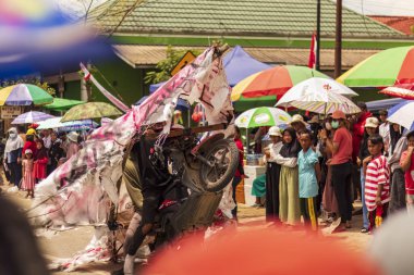 Doğu Kalimantan, Endonezya 24 Ağustos 2023: Reog, wayang, çizgi film karakterleri, kahramanlar, hayaletler, danslar, geleneksel / kabile kıyafetleri ve Tenggarong Seberang 'daki diğer çeşitli gösterilerle canlandırılan karnaval.