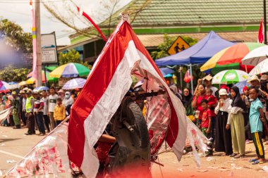 Doğu Kalimantan, Endonezya 24 Ağustos 2023: Reog, wayang, çizgi film karakterleri, kahramanlar, hayaletler, danslar, geleneksel / kabile kıyafetleri ve Tenggarong Seberang 'daki diğer çeşitli gösterilerle canlandırılan karnaval.
