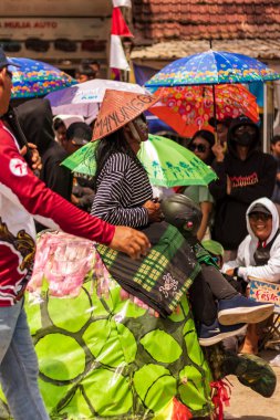 Doğu Kalimantan, Endonezya 24 Ağustos 2023: Reog, wayang, çizgi film karakterleri, kahramanlar, hayaletler, danslar, geleneksel / kabile kıyafetleri ve Tenggarong Seberang 'daki diğer çeşitli gösterilerle canlandırılan karnaval.