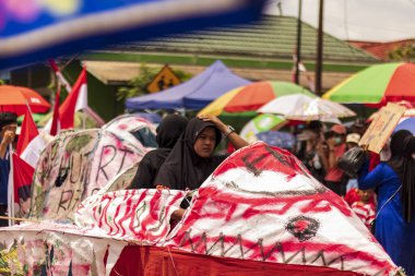 Doğu Kalimantan, Endonezya 24 Ağustos 2023: Reog, wayang, çizgi film karakterleri, kahramanlar, hayaletler, danslar, geleneksel / kabile kıyafetleri ve Tenggarong Seberang 'daki diğer çeşitli gösterilerle canlandırılan karnaval.