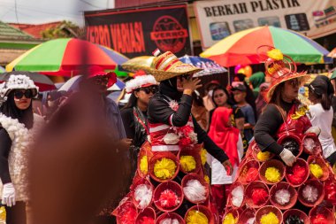 Doğu Kalimantan, Endonezya 24 Ağustos 2023: Reog, wayang, çizgi film karakterleri, kahramanlar, hayaletler, danslar, geleneksel / kabile kıyafetleri ve Tenggarong Seberang 'daki diğer çeşitli gösterilerle canlandırılan karnaval.