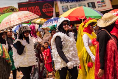 Doğu Kalimantan, Endonezya 24 Ağustos 2023: Reog, wayang, çizgi film karakterleri, kahramanlar, hayaletler, danslar, geleneksel / kabile kıyafetleri ve Tenggarong Seberang 'daki diğer çeşitli gösterilerle canlandırılan karnaval.