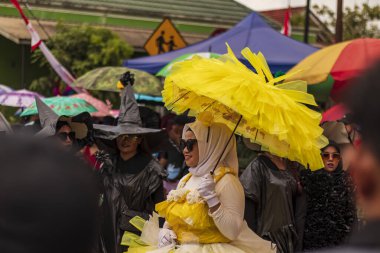 Doğu Kalimantan, Endonezya 24 Ağustos 2023: Reog, wayang, çizgi film karakterleri, kahramanlar, hayaletler, danslar, geleneksel / kabile kıyafetleri ve Tenggarong Seberang 'daki diğer çeşitli gösterilerle canlandırılan karnaval.