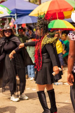 Doğu Kalimantan, Endonezya 24 Ağustos 2023: Reog, wayang, çizgi film karakterleri, kahramanlar, hayaletler, danslar, geleneksel / kabile kıyafetleri ve Tenggarong Seberang 'daki diğer çeşitli gösterilerle canlandırılan karnaval.