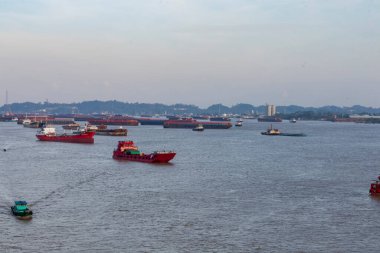 Samarinda 'daki Mahakam Nehri' ndeki kömür mavnalarının durumu hâlâ enerji kaynaklarını genişletme konusuyla meşgul..