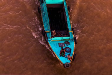 Mahakam Nehri 'nde yelken açan balıkçı teknesi..