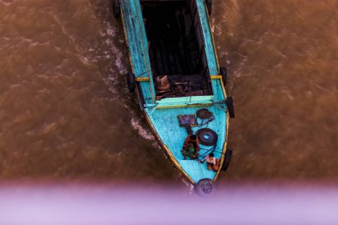 Mahakam Nehri 'nde yelken açan balıkçı teknesi..