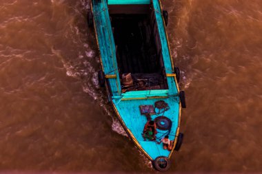 Mahakam Nehri 'nde yelken açan balıkçı teknesi..