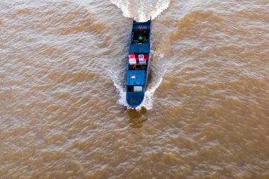 Mahakam Nehri 'nde yelken açan balıkçı teknesi..