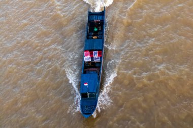 Mahakam Nehri 'nde yelken açan balıkçı teknesi..