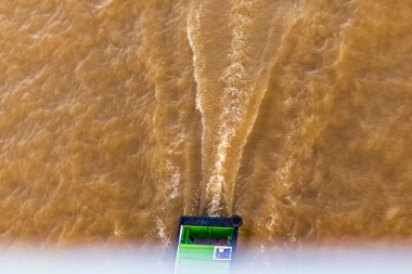 Mahakam Nehri 'nde yelken açan balıkçı teknesi..