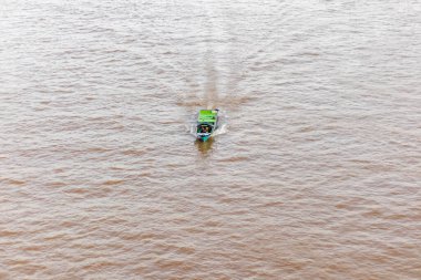 Mahakam Nehri 'nde yelken açan balıkçı teknesi..