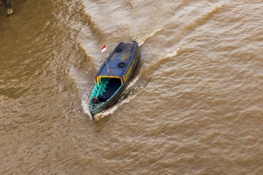 Mahakam Nehri 'nde yelken açan balıkçı teknesi..