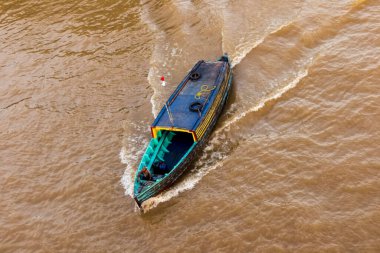Mahakam Nehri 'nde yelken açan balıkçı teknesi..