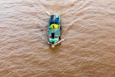 Mahakam Nehri 'nde yelken açan balıkçı teknesi..