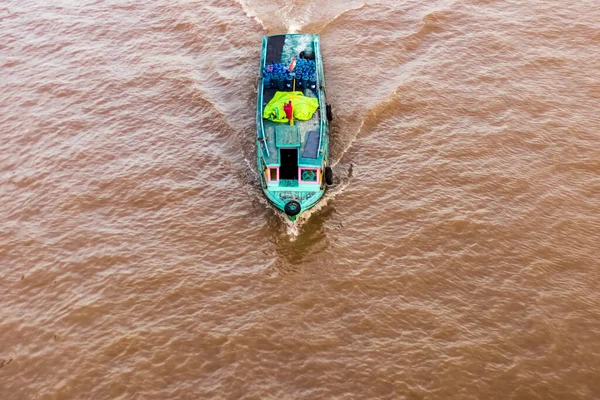 Mahakam Nehri 'nde yelken açan balıkçı teknesi..