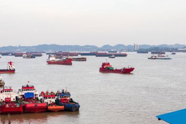 Samarinda 'daki Mahakam Nehri' ndeki kömür mavnalarının durumu hâlâ enerji kaynaklarını genişletme konusuyla meşgul..