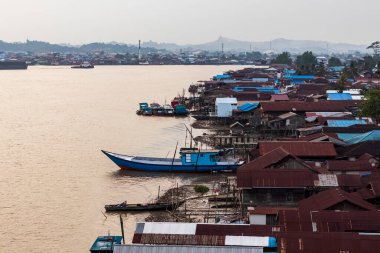 Samarinda 'daki Mahakam Nehri' ndeki kömür mavnalarının durumu hâlâ enerji kaynaklarını genişletme konusuyla meşgul..