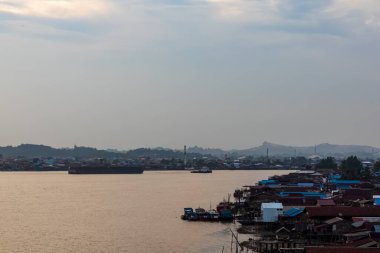 Samarinda 'daki Mahakam Nehri' ndeki kömür mavnalarının durumu hâlâ enerji kaynaklarını genişletme konusuyla meşgul..
