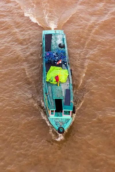 Mahakam Nehri 'nde yelken açan balıkçı teknesi..