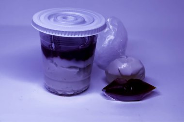 Jenang Sumsum veya Bubur Sumsum (Rice un hindistan cevizi sütü lapası) kahverengi şeker sosu ve hindistan cevizi sütü ile servis edilir..