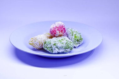 Endonezya 'nın geleneksel atıştırmalıklarından biri olan rendelenmiş hindistan cevizi serpiştirilmiş Gethuk (cassava keki)..