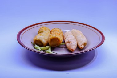 Tabaktaki erik ve risol geleneksel Endonezya atıştırmalıklarından biridir..