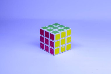 Mavi arkaplanda Rubik 3x3