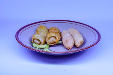 Tabaktaki erik ve risol geleneksel Endonezya atıştırmalıklarından biridir..